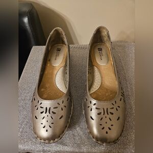 White Mountain Women's Ballet Flats in Metallic Bronze Size 8.5M